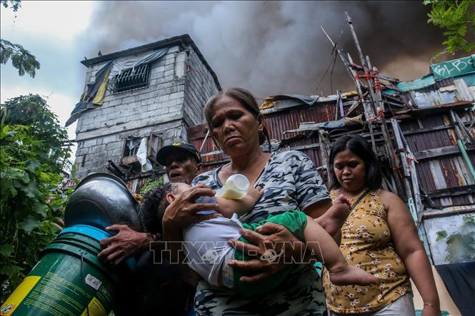Người dân sơ tán khỏi khu ổ chuột ở thủ đô Manila, Philippines sau vụ hỏa hoạn ngày 24/11/2024. Ảnh: THX/TTXVN