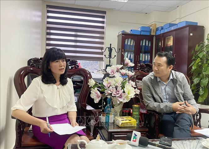 Phóng viên làm việc với bà Tạ Đặng Phượng, Trưởng phòng Giáo dục và Đào tạo thành phố Lai Châu về những dấu hiệu bất minh ở Trường Tiểu học Đoàn Kết. Ảnh: Đinh Thùy - TTXVN