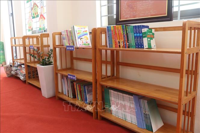 Mặc dù được đầu tư mua sắm nhưng kệ sách tại thư viện Trường Tiểu học Đoàn Kết rất sơ sài. Ảnh: Nguyễn Oanh - TTXVN