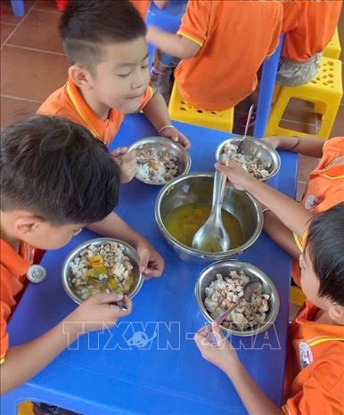 Suất ăn 20.000 đồng/học sinh tại Trường Tiểu học Đoàn Kết, thành phố Lai Châu. Ảnh: Nguyễn Oanh - TTXVN
