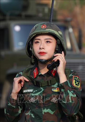 Thực hành sử dụng máy thu phát vô tuyến điện sóng cực ngắn VRH - 811S phục vụ công tác SSCĐ và nhiệm vụ chuyên môn ở Lữ đoàn Thông tin 603. Ảnh: Trọng Đức - TTXVN