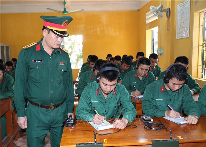 Giờ học lý thuyết tại lớp học nghiệp vụ báo vụ của Lữ đoàn 603. Ảnh: Trọng Đức - TTXVN