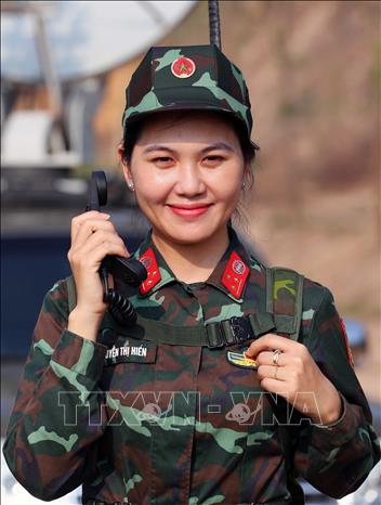 Thực hành sử dụng máy thu phát vô tuyến điện sóng cực ngắn VRH - 811S phục vụ công tác SSCĐ và nhiệm vụ chuyên môn ở Lữ đoàn Thông tin 603. Ảnh: Trọng Đức - TTXVN