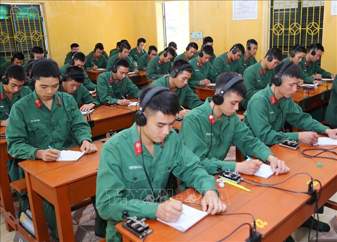 Giờ học lý thuyết tại lớp học nghiệp vụ báo vụ của Lữ đoàn 603. Ảnh: Trọng Đức - TTXVN