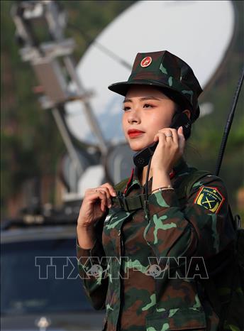Thực hành sử dụng máy thu phát vô tuyến điện sóng cực ngắn VRH - 811S phục vụ công tác SSCĐ và nhiệm vụ chuyên môn ở Lữ đoàn Thông tin 603. Ảnh: Trọng Đức - TTXVN