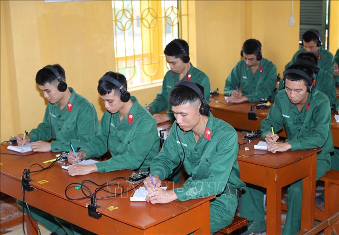 Giờ học lý thuyết tại lớp học nghiệp vụ báo vụ của Lữ đoàn 603. Ảnh: Trọng Đức - TTXVN
