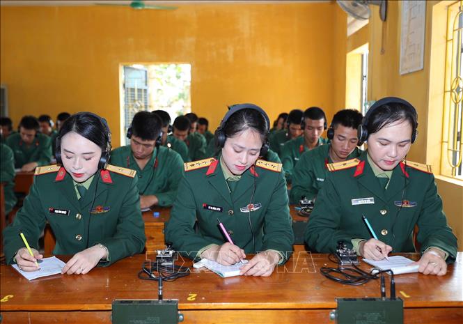 Giờ học lý thuyết tại lớp học nghiệp vụ báo vụ của Lữ đoàn 603. Ảnh: Trọng Đức - TTXVN