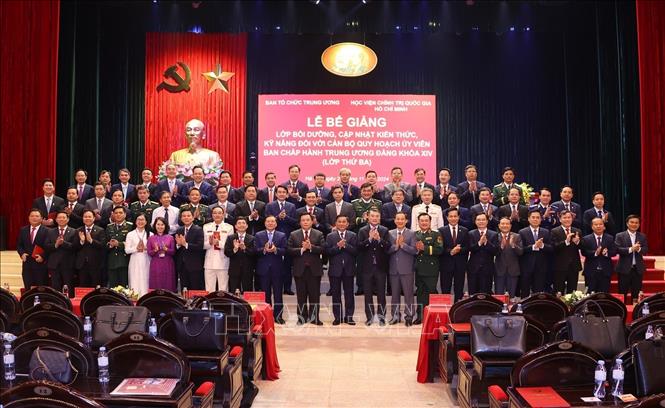 Lãnh đạo Đảng, Nhà nước với các học viên Lớp bồi dưỡng, cập nhật kiến thức, kỹ năng đối với cán bộ quy hoạch Ủy viên Ban Chấp hành Trung ương Đảng khóa XIV (lớp thứ ba). Ảnh: Văn Điệp – TTXVN