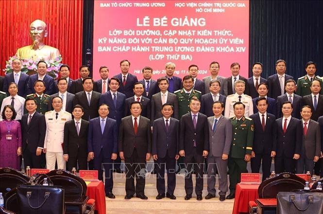 Lãnh đạo Đảng, Nhà nước với các học viên Lớp bồi dưỡng, cập nhật kiến thức, kỹ năng đối với cán bộ quy hoạch Ủy viên Ban Chấp hành Trung ương Đảng khóa XIV (lớp thứ ba). Ảnh: Văn Điệp – TTXVN