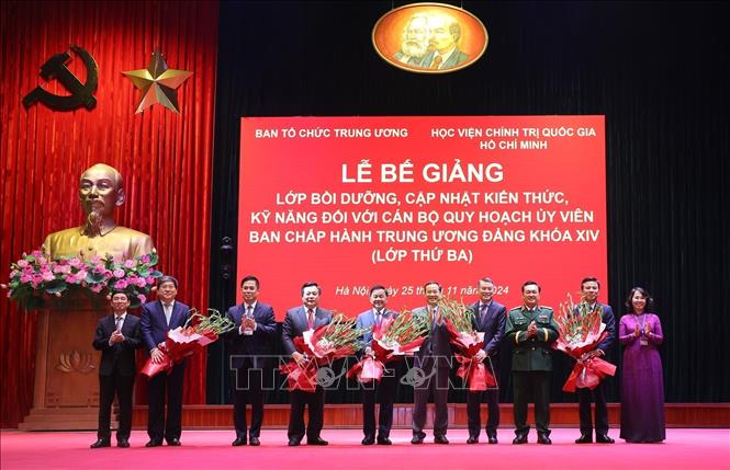 Đại diện lớp học tặng hoa lãnh đạo Đảng, Nhà nước. Ảnh: Văn Điệp – TTXVN