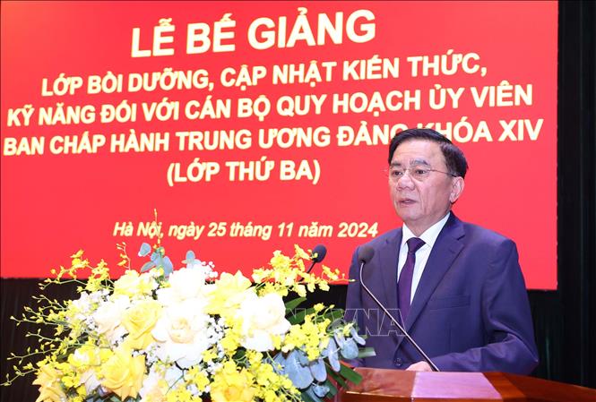 Đồng chí Trần Cẩm Tú, Ủy viên Bộ Chính trị, Thường trực Ban Bí thư, Chủ nhiệm Ủy ban Kiểm tra Trung ương phát biểu bế giảng. Ảnh: Văn Điệp – TTXVN