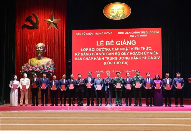 Ủy viên Bộ Chính trị, Bí thư Trung ương Đảng, Trưởng Ban Tổ chức Trung ương Lê Minh Hưng và Giáo sư, Tiến sĩ Nguyễn Xuân Thắng, Ủy viên Bộ Chính trị, Giám đốc Học viện Chính trị quốc gia Hồ Chí Minh, Chủ tịch Hội đồng Lý luận Trung ương trao Giấy chứng nhận tốt nghiệp cho các học viên. Ảnh: Văn Điệp – TTXVN