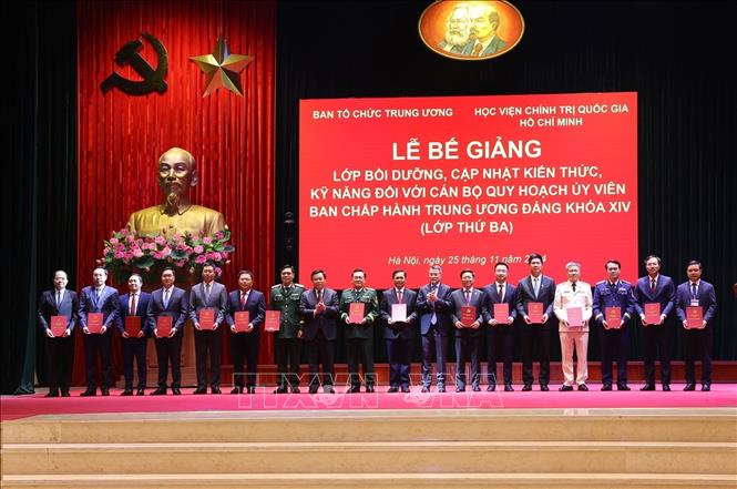 Ủy viên Bộ Chính trị, Bí thư Trung ương Đảng, Trưởng Ban Tổ chức Trung ương Lê Minh Hưng và Giáo sư, Tiến sĩ Nguyễn Xuân Thắng, Ủy viên Bộ Chính trị, Giám đốc Học viện Chính trị quốc gia Hồ Chí Minh, Chủ tịch Hội đồng Lý luận Trung ương trao Giấy chứng nhận tốt nghiệp cho các học viên. Ảnh: Văn Điệp – TTXVN