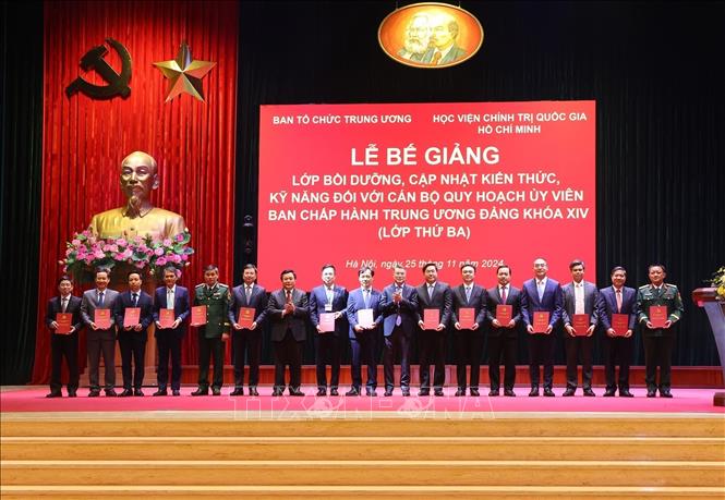 Ủy viên Bộ Chính trị, Bí thư Trung ương Đảng, Trưởng Ban Tổ chức Trung ương Lê Minh Hưng và Giáo sư, Tiến sĩ Nguyễn Xuân Thắng, Ủy viên Bộ Chính trị, Giám đốc Học viện Chính trị quốc gia Hồ Chí Minh, Chủ tịch Hội đồng Lý luận Trung ương trao Giấy chứng nhận tốt nghiệp cho các học viên. Ảnh: Văn Điệp – TTXVN