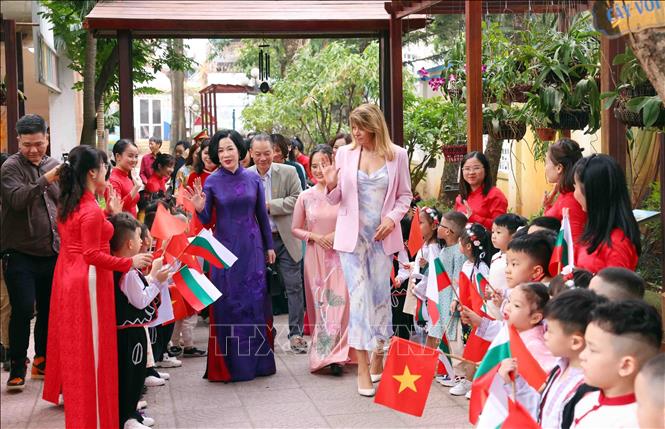 Nguyen Thi Minh Nguyet, spouse of Vietnamese President Luong Cuong, and Desislava Radeva, spouse of Bulgarian President Rumen Radev, on November 25 visit the Vietnam-Bulgaria Kindergarten in Hai Ba Trung district, Hanoi. VNA Photo: Phạm Kiên