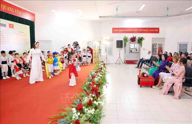 Nguyen Thi Minh Nguyet, spouse of Vietnamese President Luong Cuong, and Desislava Radeva, spouse of Bulgarian President Rumen Radev, on November 25 visit the Vietnam-Bulgaria Kindergarten in Hai Ba Trung district, Hanoi. VNA Photo: Phạm Kiên