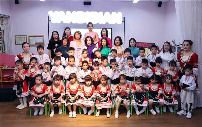 Nguyen Thi Minh Nguyet, spouse of Vietnamese President Luong Cuong, and Desislava Radeva, spouse of Bulgarian President Rumen Radev, on November 25 visit the Vietnam-Bulgaria Kindergarten in Hai Ba Trung district, Hanoi. VNA Photo: Phạm Kiên