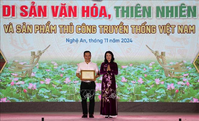 Ban tổ chức trao 1 giải đặc biệt, 17 giải A, 10 giải B, 5 giải C cho các tiết mục xuất sắc tham gia Liên hoan nghệ thuật dân gian truyền thống “Việt Nam – những sắc màu di sản”. Ảnh: Văn Tý-TTXVN 