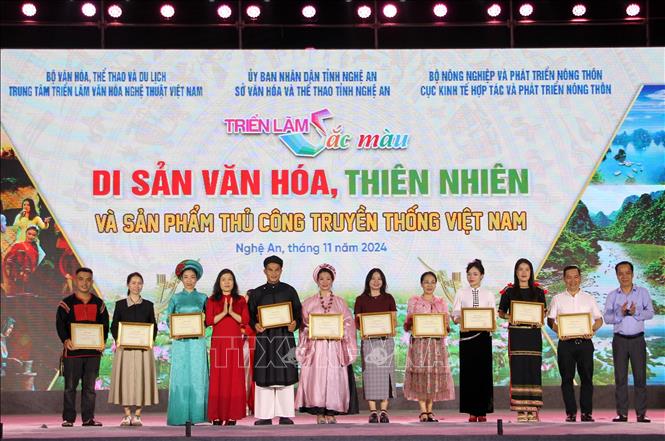 Ban tổ chức trao 1 giải đặc biệt, 17 giải A, 10 giải B, 5 giải C cho các tiết mục xuất sắc tham gia Liên hoan nghệ thuật dân gian truyền thống “Việt Nam – những sắc màu di sản”. Ảnh: Văn Tý-TTXVN 