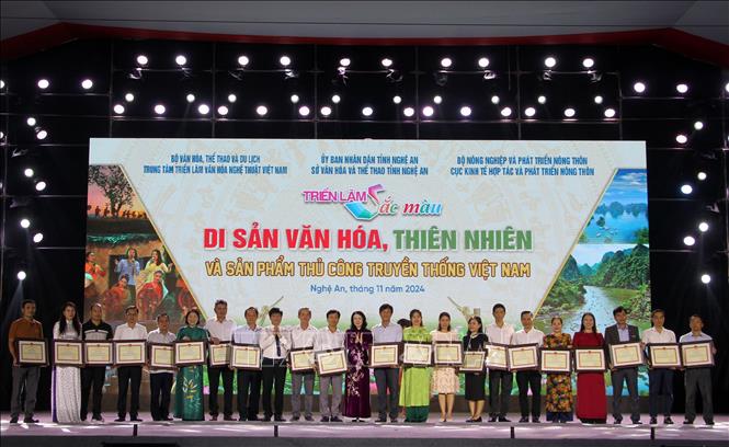 Ban tổ chức đã trao Bằng khen của Bộ Văn hóa, Thể thao và Du lịch cho các tổ chức và cá nhân có thành tích xuất sắc trong tham gia Triển lãm. Ảnh: Văn Tý-TTXVN
