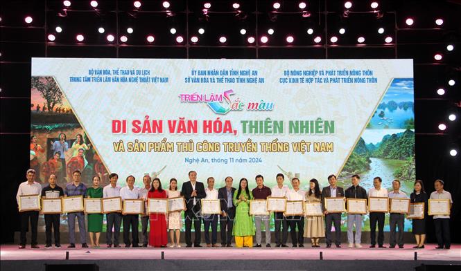 Ban tổ chức đã trao Bằng khen của UBND tỉnh Nghệ An cho các tổ chức và cá nhân có thành tích xuất sắc trong tham gia Triển lãm. Ảnh: Văn Tý-TTXVN