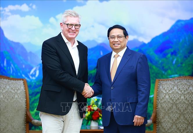 Prime Minister Pham Minh Chinh receives in Hanoi on November 25 Borje Ekholm, President and CEO of Ericsson who is paying a working visit to Vietnam. VNA Photo: Dương Giang
