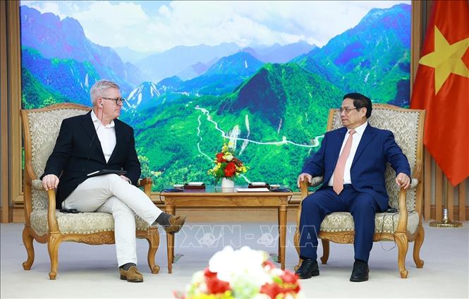 Prime Minister Pham Minh Chinh receives in Hanoi on November 25 Borje Ekholm, President and CEO of Ericsson who is paying a working visit to Vietnam. VNA Photo: Dương Giang