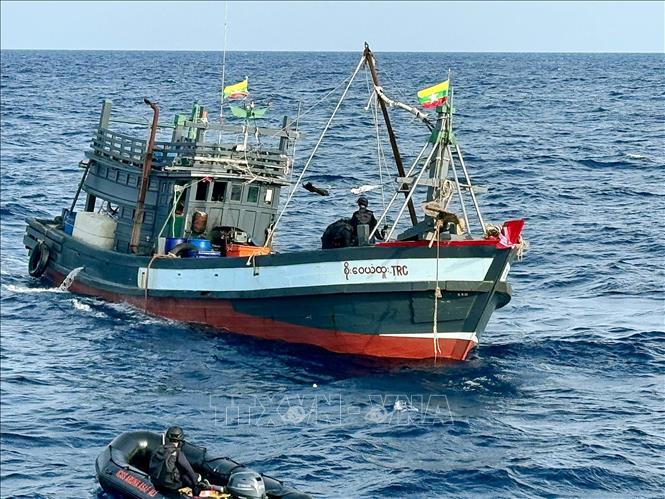 Lực lượng Cảnh sát biển Ấn Độ thu giữ ma túy trên tàu cá ở vùng biển Andaman, Ấn Độ, ngày 24/11/2024. Ảnh: ANI/TTXVN