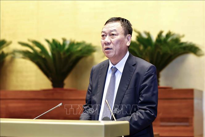 Government Inspector General Doan Hong Phong presents the Government’s report on anti-corruption efforts for 2024. VNA Photo: Doãn Tấn 