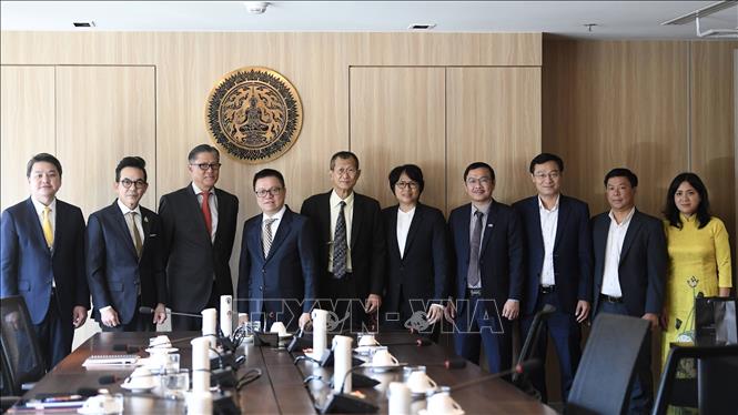 The VJA delegation and Thai Deputy Foreign Minister Russ Jalichandra. VNA/Photo by courtesy