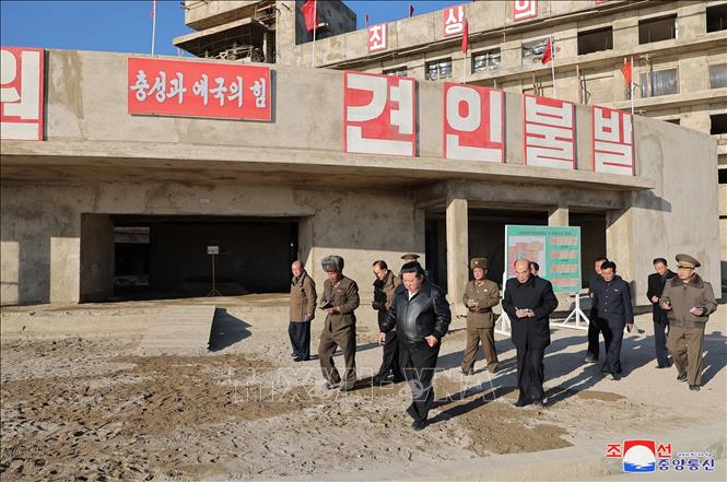 Nhà lãnh đạo Triều Tiên Kim Jong Un thị sát việc xây dựng một trang trại nuôi trồng thủy sản ngoài khơi tại thành phố cảng Sinpho, tỉnh Nam Hamgyong ngày 26/11/2024. Ảnh: KCNA/TTXVN