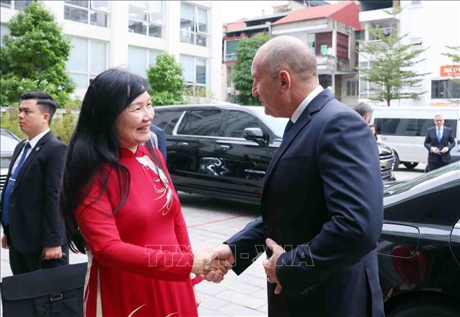 DAV Acting President Pham Lan Dung welcomes Bulgarian President Rumen Radev. VNA Photo: Phạm Kiên 