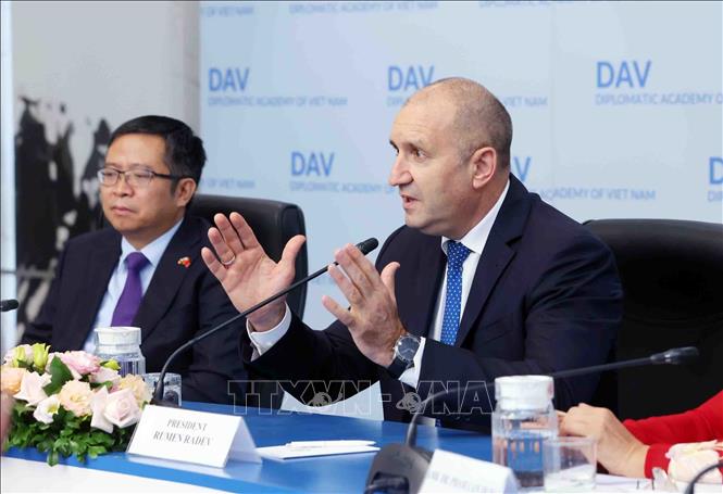 Bulgarian President Rumen Radev speaks at the meeting with students of the Diplomatic Academy of Vietnam (DAV). VNA Photo: Phạm Kiên 