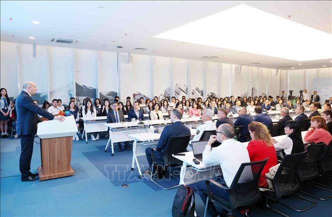 Bulgarian President Rumen Radev speaks at the meeting with students of the Diplomatic Academy of Vietnam (DAV). VNA Photo: Phạm Kiên 
