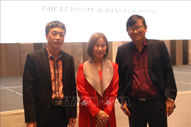 Writers Nguyen Binh Phuong (L) and Nguyen Mot (R) with the President of the Writers' Association of Thailand. VNA Photo: Đỗ Sinh 