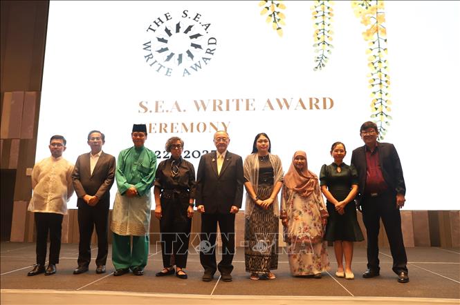 Writer Nguyen Mot (1st R) and other winners of the 2023 award. VNA Photo: Đỗ Sinh 