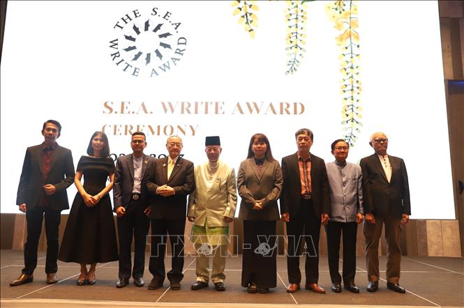 Writer Nguyen Binh Phuong (3rd R) and other winners of the 2022 award. VNA Photo: Đỗ Sinh 