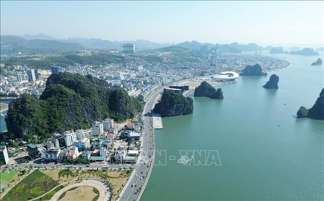 Đường bao biển Trần Quốc Nghiễn (Hạ Long, Quảng Ninh) dài 4,7 km, bám theo Di sản thiên nhiên thế giới Vịnh Hạ Long. Ảnh: Quốc Khánh - TTXVN