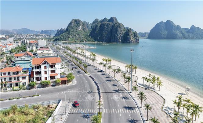 Đường bao biển Trần Quốc Nghiễn (Hạ Long, Quảng Ninh) dài 4,7 km, bám theo Di sản thiên nhiên thế giới Vịnh Hạ Long. Ảnh: Quốc Khánh - TTXVN