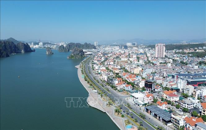 Tuyến đường uốn lượn bám theo Di sản thiên nhiên thế giới Vịnh Hạ Long. Ảnh: Quốc Khánh - TTXVN