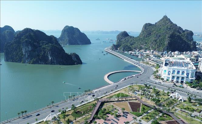 Tuyến đường Trần Quốc Nghiễn trở thành điểm nhấn ấn tượng cho du khách mỗi khi đến Hạ Long. Ảnh: Quốc Khánh - TTXVN