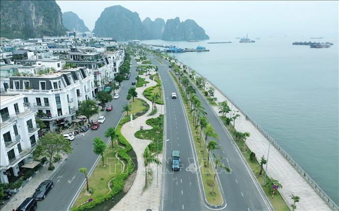 Tuyến đường 6 làn với cảnh quan tiểu cảnh tuyệt đẹp hai bên đường. Ảnh: Quốc Khánh - TTXVN