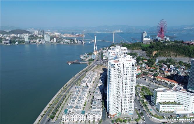Tuyến đường Trần Quốc Nghiễn trở thành điểm nhấn ấn tượng cho du khách mỗi khi đến Hạ Long. Ảnh: Quốc Khánh - TTXVN