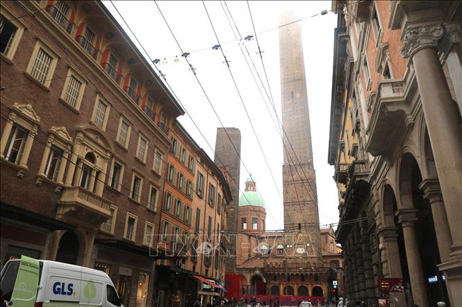 Tháp đôi Asinelli và Garisenda được coi là biểu tượng của thành phố Bologna. Ảnh: Thanh Hải-PV TTXVN tại Italy