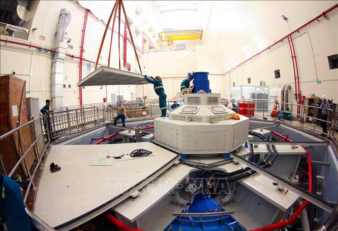 Các nhà thầu đang lắp đặt rotor Tổ máy số 2 nhà máy thủy điện Ialy mở rộng. Ảnh: Vũ Sinh - TTXVN