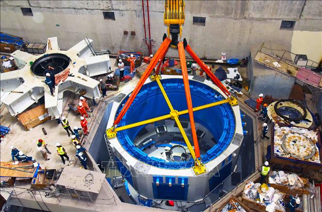 Lắp đặt Stator tổ máy số 1 nhà máy thủy điện Ialy mở rộng. Ảnh: Vũ Sinh - TTXVN
