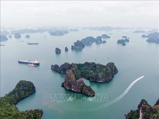 Thắng cảnh Vịnh Hạ Long. Ảnh: Hoàng Hiếu - TTXVN