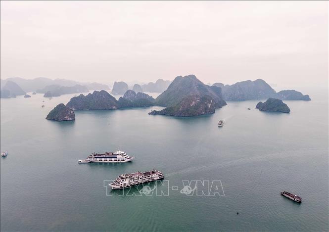 Cảnh quan thiên nhiên tuyệt đẹp của Vịnh Hạ Long thu hút nhiều du khách tới tham quan, khám phá. Ảnh: Hoàng Hiếu - TTXVN