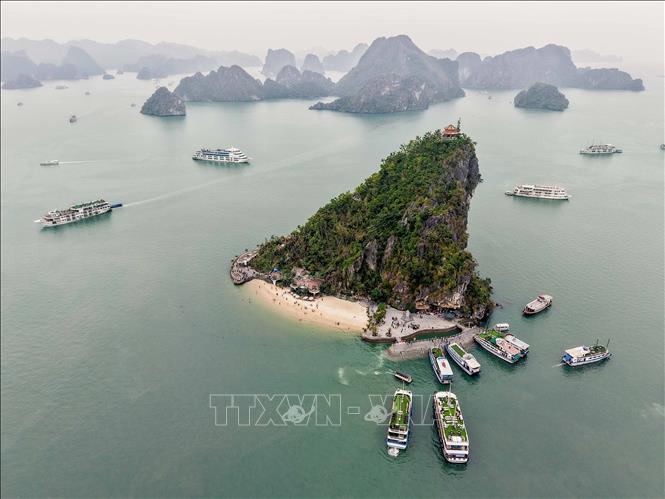 Đảo Ti Tốp với bãi tắm cát trắng là một trong những điểm dừng chân được nhiều du khách lựa chọn. Ảnh: Hoàng Hiếu - TTXVN