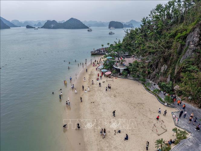 Qua quá trình lịch sử địa chất khoảng 3 tỷ năm đã tạo cho Vịnh Hạ Long những bãi tắm tự nhiên tuyệt đẹp. Ảnh: Hoàng Hiếu - TTXVN